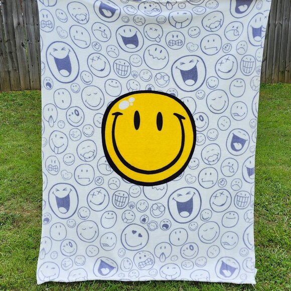 Smiley World 50" x 60" smiley throw blanket - Picture 13 of 13